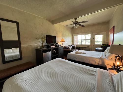 Mount IdaにあるMountain Harbor Queen Guest Room on Lake Ouachitaのベッド2台、薄型テレビが備わるホテルルームです。