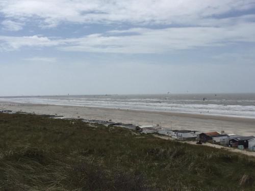 ウェイク・アーン・ゼーにあるAlmost At The Beachの家と海のあるビーチの景色