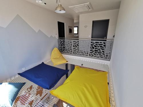 Cette chambre comprend deux lits et un balcon. dans l'établissement Villa 4* Bella ciao, entre mer, lac et montagnes, à Villeneuve-de-la-Raho