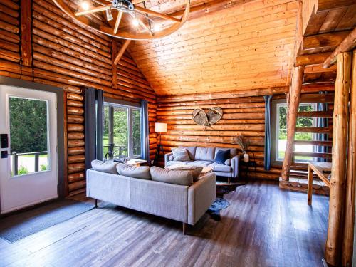 Posezení v ubytování Les Chalets Tourisma - Chalet en bois rond avec spa - Chalet du 4e