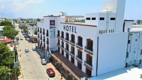 un hôtel avec un panneau sur le côté d'un bâtiment dans l'établissement Hotel Colonial Playa del Carmen, à Playa del Carmen