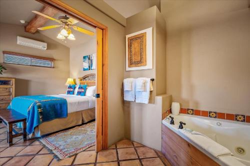 1 dormitorio con cama y bañera en Adobe Hacienda, en Sedona