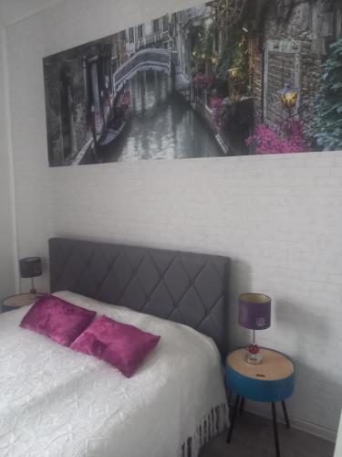 een slaapkamer met een bed met een schilderij aan de muur bij Külaliskorter Vee 4 in Pärnu