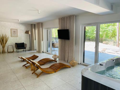 ein Wohnzimmer mit einer Badewanne und einem Pool in der Unterkunft WEST Apartamenty na Wydmach in Pobierowo