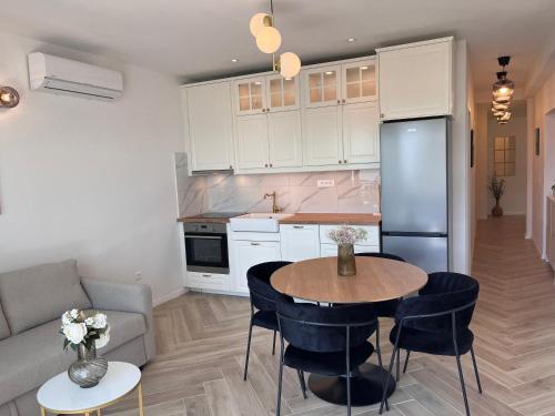 cocina y sala de estar con mesa y sofá en Modern Apartment Olive 30 Meters From The Beach in Duce en Duće