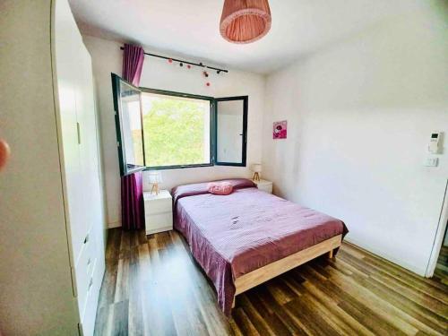 une chambre avec un grand lit et une fenêtre dans l'établissement Magnifique villa Antibes, à Antibes