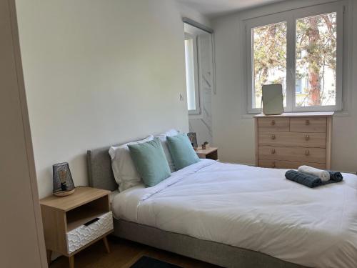 une chambre avec un grand lit et une fenêtre dans l'établissement Bel appartement familial - T4 proche du lac, à Annecy