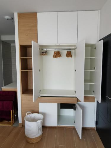 Cette chambre comprend une armoire blanche et un bureau. dans l'établissement Villa 4* Bella ciao, entre mer, lac et montagnes, à Villeneuve-de-la-Raho