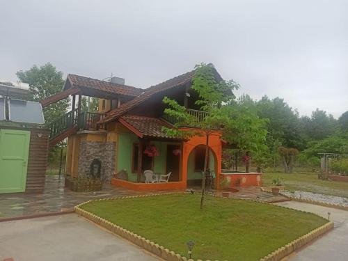 a house with a garden in front of it at ΓΑΛΗΝΗ 2 in Skála Stólou