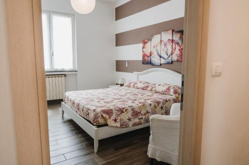 ein kleines Schlafzimmer mit einem Bett und einem Fenster in der Unterkunft House Of Alex in Levanto