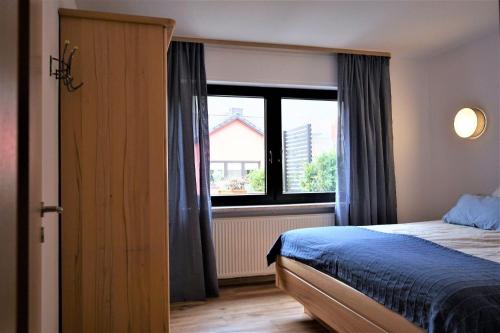 um quarto com uma cama e uma grande janela em App-4-Pers-2-Schlafzimmer-mit-eigenen-Badezimmer-2-Balkonen-alle-mit-Moselblick em Ediger-Eller