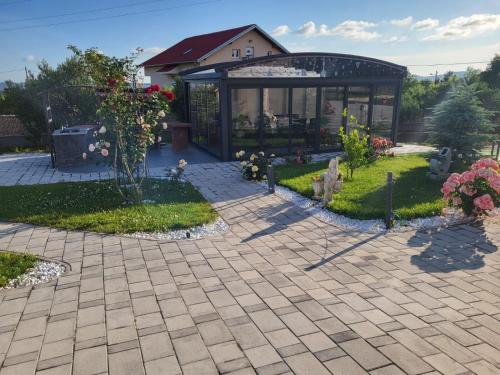 Taman di luar Villa MyDream