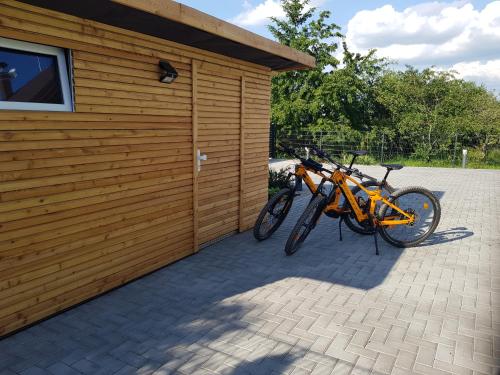 dos bicicletas están estacionadas al lado de un edificio en Holiday Home Znojmo w/ Wellness & Wine, en Znojmo