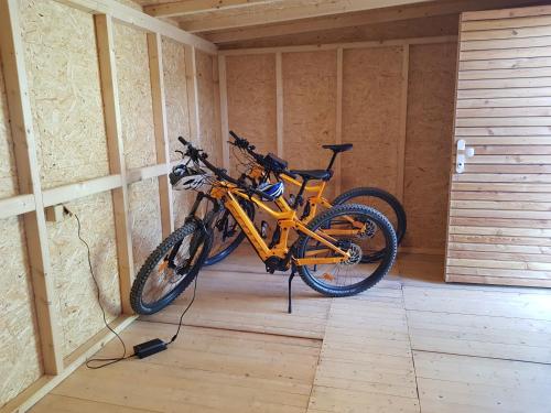 una bicicleta naranja está estacionada en una habitación en Holiday Home Znojmo w/ Wellness & Wine en Znojmo