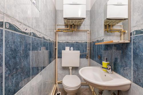 La salle de bains est pourvue de toilettes et d'un lavabo. dans l'établissement Apartments Lora, à Pula