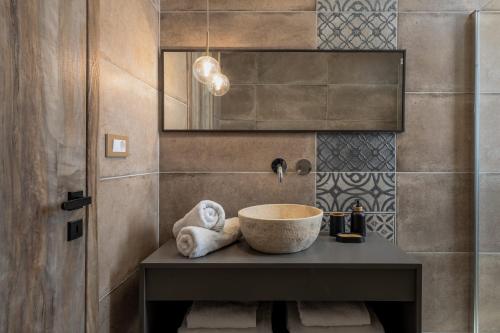 łazienka z umywalką na stole w obiekcie J&C Luxury Villa w mieście Asos