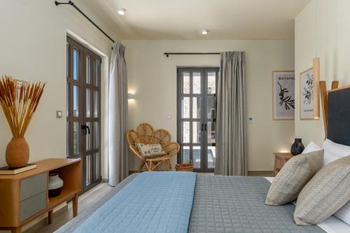 een slaapkamer met een bed, een bureau en een raam bij J&C Luxury Villa in Asos