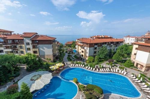 uma vista aérea de um resort com uma piscina em PSB Apartments in Gardens of Eden em Sveti Vlas
