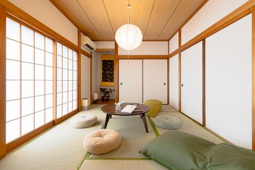 Cette chambre comprend une table et quelques oreillers. dans l'établissement mei Hakone, à Hakone