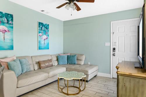 Una sala de estar con un sofá y un televisor. en St Martin Beachwalk Villas 313 by Newman-Dailey, en Destin