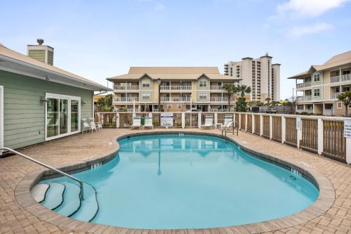 una gran piscina en un patio con un edificio en St Martin Beachwalk Villas 313 by Newman-Dailey, en Destin