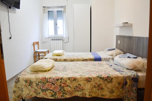 een slaapkamer met 2 bedden en een raam bij Piano terra centro mare in Ladispoli