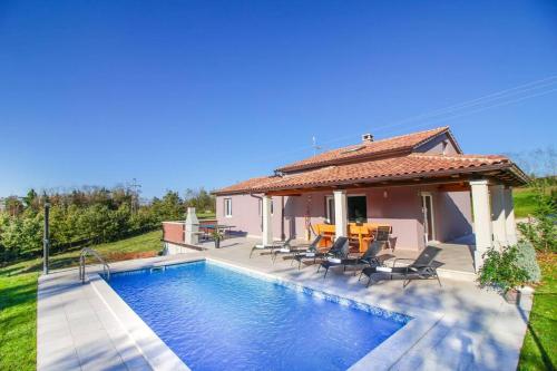 een villa met zwembad en huis bij Modern House with private pool in Žminj