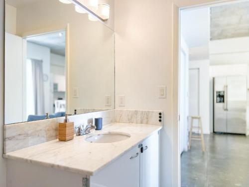 uma casa de banho com um lavatório e um espelho em Center Stage- Downtown Parking Pool Hot Tub em Miami