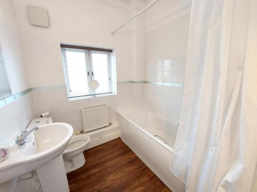 ein Badezimmer mit einem Waschbecken, einem WC und einer Badewanne in der Unterkunft Perceval House in Upton