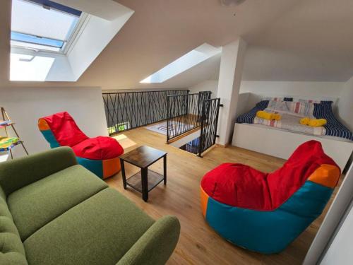 uma sala de estar com um sofá e cadeiras e uma cama em Holiday Apartment Deluxe em Savudrija