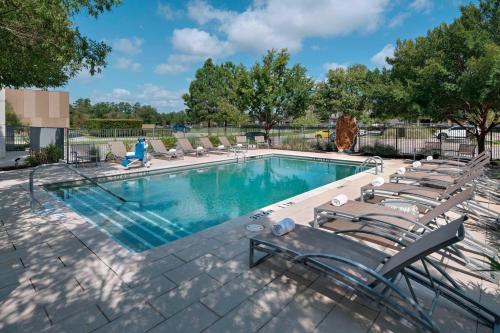 una piscina con tumbonas y una piscina en Element Houston Vintage Park, en Houston