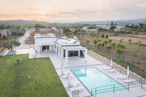 una vista aérea de una casa con piscina en Villa Gallieco, en Noto