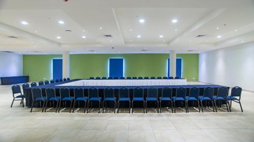 a large room with a long table and chairs at Holiday Inn Express Xalapa by IHG in Xalapa