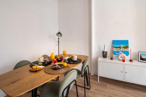 une salle à manger avec une table et des chaises en bois dans l'établissement Coeur Vauban 40 m2, à Marseille