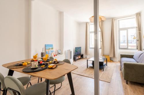 un salon avec une table et des chaises dans une pièce dans l'établissement Coeur Vauban 40 m2, à Marseille