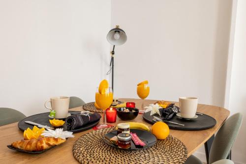 une table en bois avec de la nourriture dessus dans l'établissement Coeur Vauban 40 m2, à Marseille