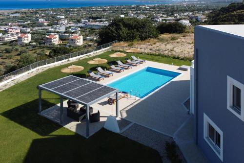 una vista aérea de una piscina en una casa en Villa Arco Bianco, en Afantou