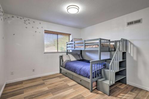1 dormitorio con litera y escalera en Sonora Hideaway Garden, Balcony, and Scenic View!, en Sonora