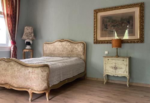 1 dormitorio con 1 cama y 1 mesa con lámpara en Jagdschloss Hummelshain B&B, en Hummelshain