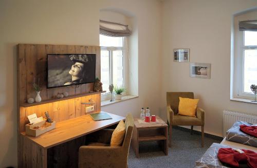 Телевизор и/или развлекательный центр в Erzgebirgshotel Misnia Bärenfels