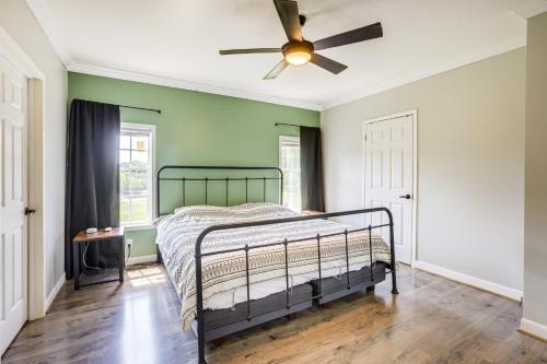 Un pat sau paturi într-o cameră la Jacksonville Home with Deck - 30 Mi to Talladega!