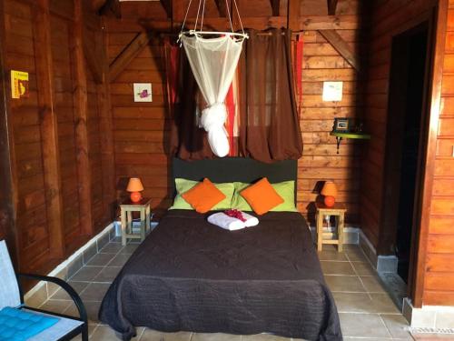 Tempat tidur dalam kamar di 1 bungalow en bois type chalet