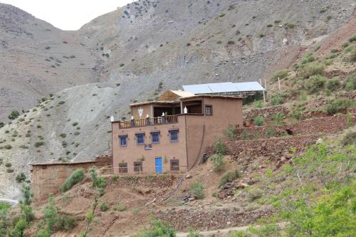 ein Haus an der Seite eines Berges in der Unterkunft da housa hostel in Tahliouine