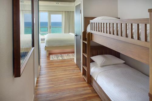 Кровать или кровати в номере SpringHill Suites by Marriott Pensacola Beach