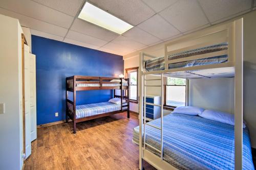 1 dormitorio con 2 literas y pared azul en Eben Junction Vacation Rental - 2 Mi to Ice Caves! en Chatham
