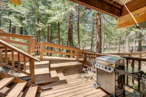 Μπαλκόνι ή βεράντα στο Creekside Cabin By Calaveras Big Trees State Park