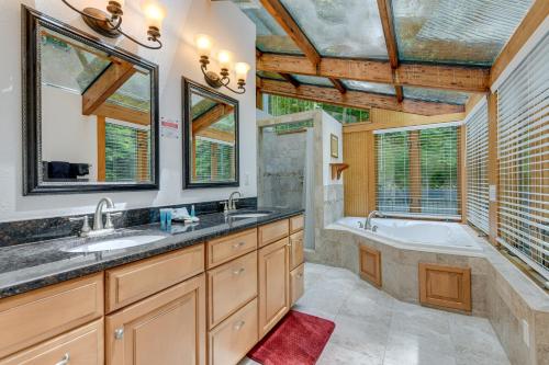 フランクリンにあるSmoky Mountain Getaway with Private Hot Tub!の浴槽と洗面台とバスタブを備えたバスルーム