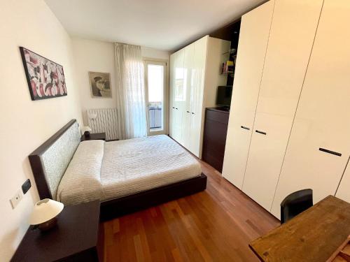 1 dormitorio con cama, escritorio y mesa en Volo di Libellula - close to the Lake and city centre, en Sarnico
