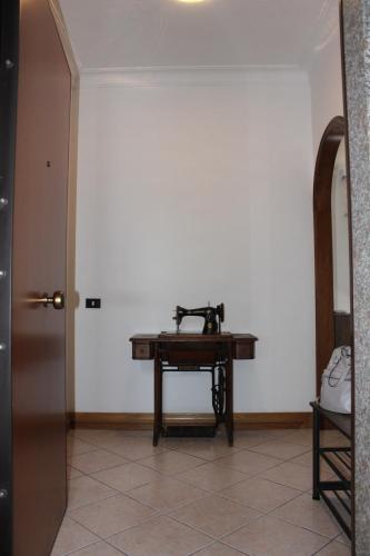 uma velha máquina de costura sentada numa mesa numa sala em Domus Iuturnae em Castel Gandolfo