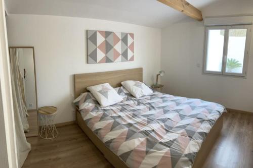 une chambre avec un grand lit dans une pièce dans l'établissement Appartement à la campagne, proche mer, à Hyères